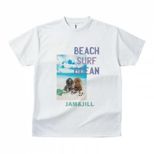 海辺の愛犬の写真が鮮やかなプリントTシャツ