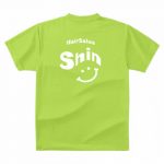 スマイルデザインをプリントしたスタッフTシャツ