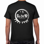 背中にお店のロゴをプリントしたオリジナルのスタッフTシャツ