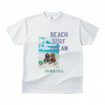 海辺の愛犬の写真が鮮やかなプリントTシャツ