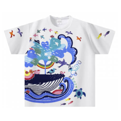 鮮やかなデザインをプリントした子供用Tシャツ