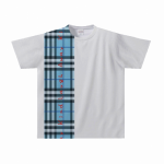 肩から裾までデザインが入ったオリジナルのプリントTシャツ