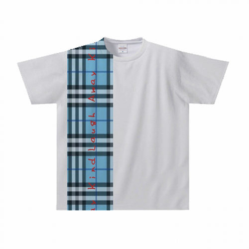 肩から裾までデザインが入ったオリジナルのプリントTシャツ
