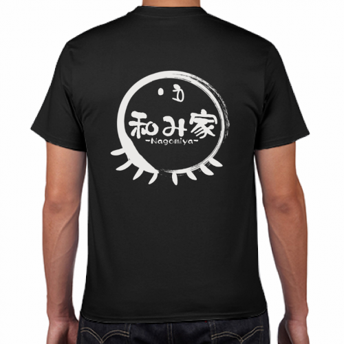背中にお店のロゴをプリントしたオリジナルのスタッフTシャツ