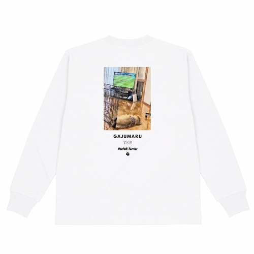 愛犬がリラックスしている様子をプリントした長袖Tシャツ